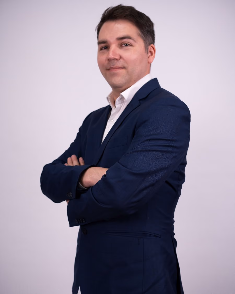 Retrato de Jordan Vallejos, Director Inmobiliario de Alerce